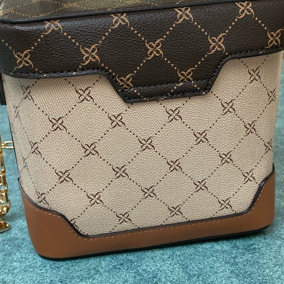 NWOT Nine Wear Hardshell Structured Bucket Signature “9” Bag w Gold Chain Strap - Picture 7 of 16